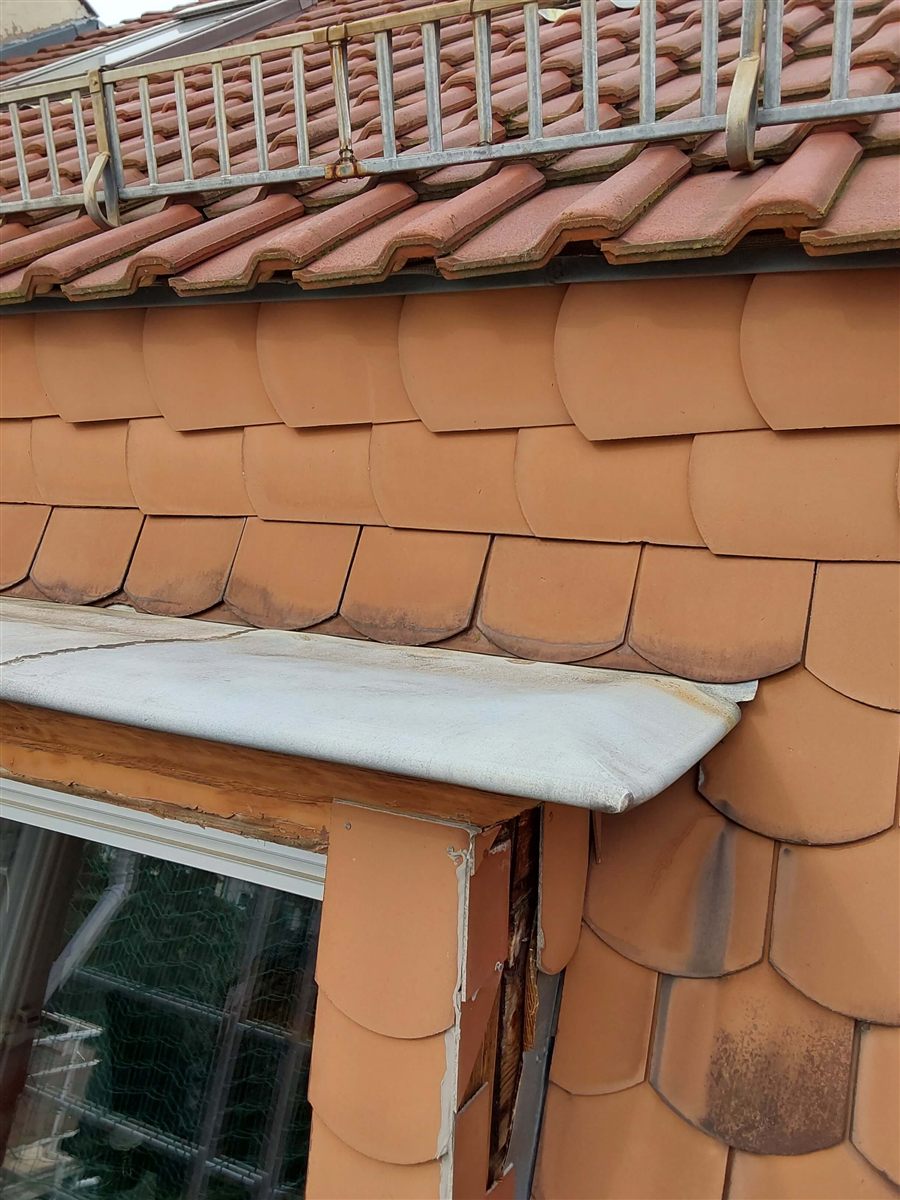 Detail eines Dachanschlusses an einer Gaube